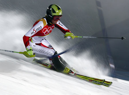 (L-R) Amanda Overland from Canada, Yuka Kamino from Japan, Rozsa Darazs from Hungary and Kimberly Derrick of the U.S. speed in the women's 1000 metres short track speed skating heat at the Torino 2006 Winter Olympic Games in Turin, Italy, February 22, 2006. [Reuters]