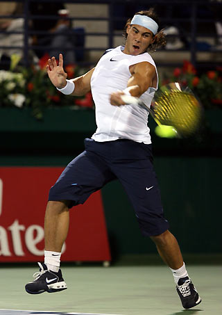 Rafael Nadal of Spain returns a shot to Paul-Henri Mathieu of France during their Dubai tennis Open tournament in Dubai, United Arab Emirates, February 28, 2006. [Reuters] 