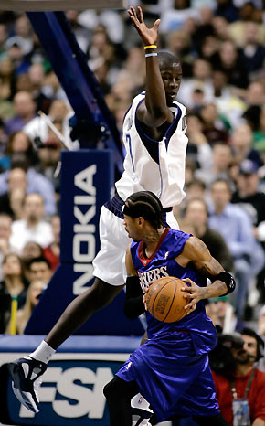 Miami Heat center Shaquille O'Neal (L) defends against Toronto Raptors forward Charlie Villanueva during NBA action in Miami, Florida February 27, 2006. [Reuters]