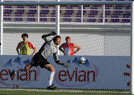 China's goalkeeper Lei Lei concedes a goal to Iraq's Howar Taher during their AFC Asian Cup 2007 qualifier soccer match at Khalifa Bin Zayed Stadium in Al Ain, United Arab Emirates March 1, 2006 [Reuters]