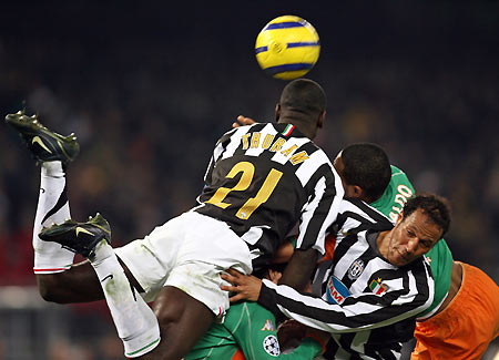 Juventus' Lilian Thuram (L) jumps for the ball with Jonathan Zebina (R) against Werder Bremen's Naldo during their Champions League first knockout round second leg soccer match at Delle Alpi stadium in Turin, northern Italy March 7, 2006. Juventus won the match 2-1. [Reuters]