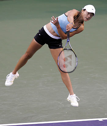 Zi Yan of China serves the ball to Ashley Harkleroad of the U.S. during their first round match at the Pacific Life Open tennis tournament in Indian Wells, California, March 8, 2006. [Reuters]