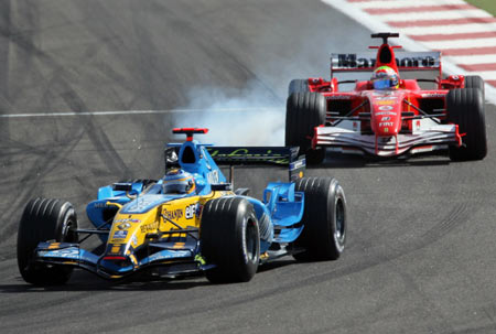 Renault Formula One driver Fernando Alonso of Spain steers after overtaking Ferrari's Felipe Massa of Brazil during the desert Formula One Grand Prix at the Sakhir racetrack in Manama, Bahrain March 12, 2006. [Reuters]