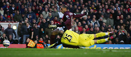 Arsenal's Thierry Henry scores past Liverpool's Jose Reina (Bottom) during their English Premier League soccer match at Highbury in London, March 12, 2006. [Reuters]