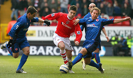 Charlton Athletic's Bryan Hughes (C) is challenged by Middlesbrough's Ray Parlour (R) and Doriva (L) during their English Premier League soccer match at The Valley in London March 12, 2006. [Reuters]