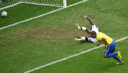 Brazil's Ronaldo (R) scores his team's first goal past Ghana's John Painstil during their second round World Cup 2006 soccer match in Dortmund June 27, 2006. [Reuters]