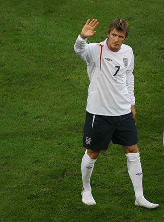 England's David Beckham acknowledges the crowd after Portugal defeated England in their World Cup 2006 quarter-final soccer match in Gelsenkirchen July 1, 2006. [Reuters]