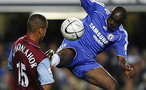 Chelsea's Lassana Diarra (R) challenges Aston Villa's Gabriel Agbonlahor during their English League Cup fourth round soccer match at Stamford Bridge, London November 8, 2006. 