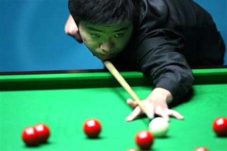 Ding Junhui of China takes a shoot in the World series Snooker tournament against Ronnie O'Sullivan in the final in Belfast, Northern Ireland, Sunday, Aug 20, 2006. Ding Junhui joined the select group of players to have won three ranking titles before their 20th birthdays. [sina]