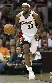 Cleveland Cavaliers' Lebron James dribbles downcourt against the Detroit Pistons in the first quarter of Game 6 of the NBA Eastern Conference Finals basketball series in Cleveland, Ohio, June 2, 2007. 