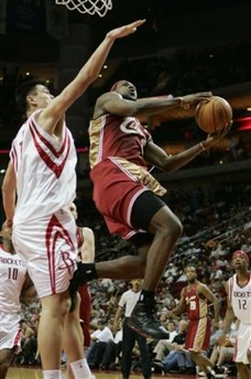 LeBron outduels Yao to lift Cavaliers