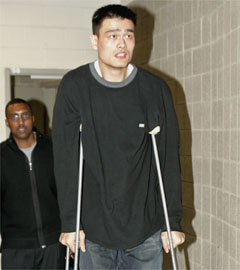 Yao Ming has operation on broken foot