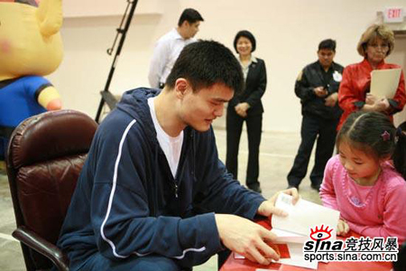 Yao Ming pays a New Year call for Chinese community