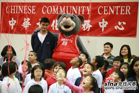 Yao Ming pays a New Year call for Chinese community