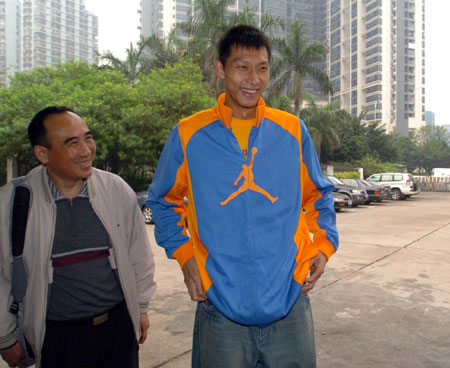 Yi Jianlian leaves for NBA career