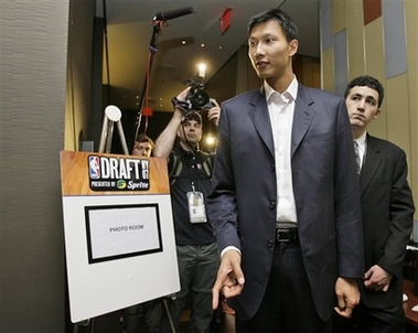 Bucks draft Yi Jianlian of China