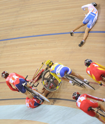 Crashes force 5 riders out of points race cycling