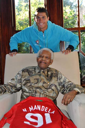 Nelson Mandela meets Portugal's Ronaldo