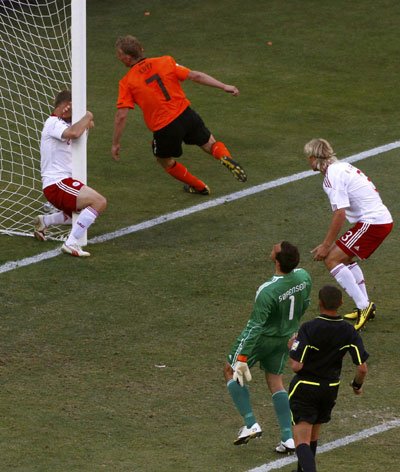 Netherlands beat Denmark 2-0