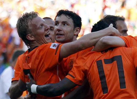 Netherlands beat Denmark 2-0