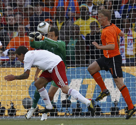 Netherlands beat Denmark 2-0