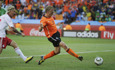 Netherlands beat Denmark 2-0