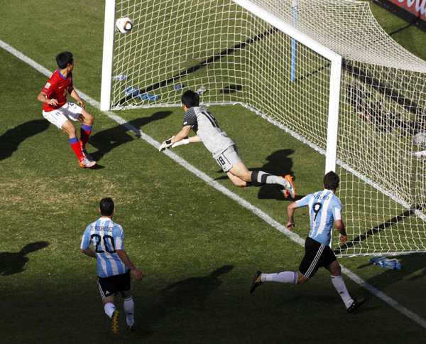 Higuain hat-trick propels Argentina to 4-1 victory