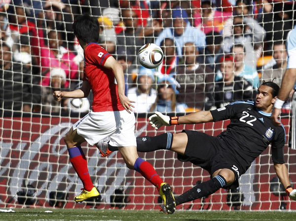 Higuain hat-trick propels Argentina to 4-1 victory