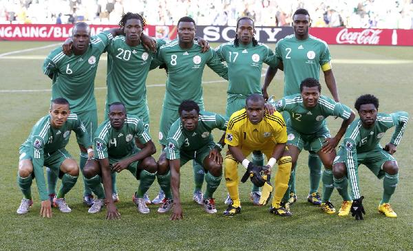 Greece beat 10-man Nigeria 2-1