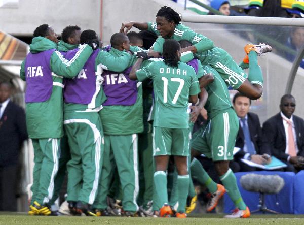 Greece beat 10-man Nigeria 2-1