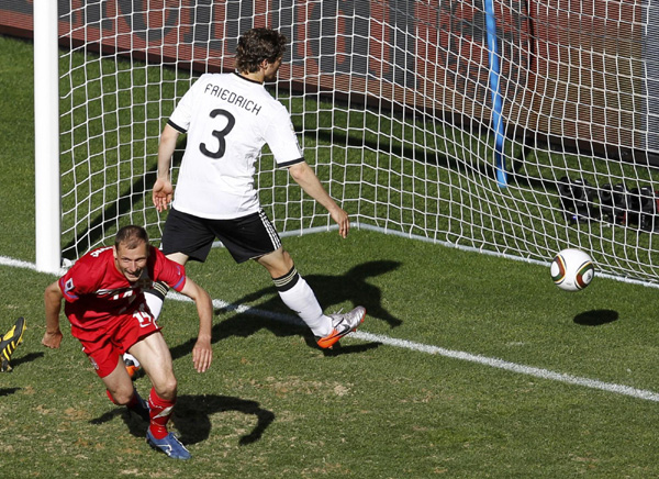 Serbia beats 10-man Germany 1-0 at World Cup