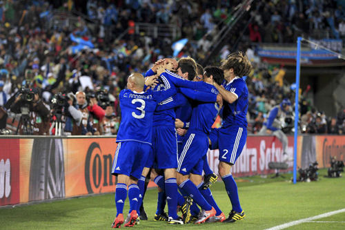 Argentina beats Greece 2-0 at World Cup