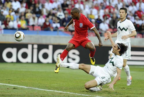 England, US squeeze into second round