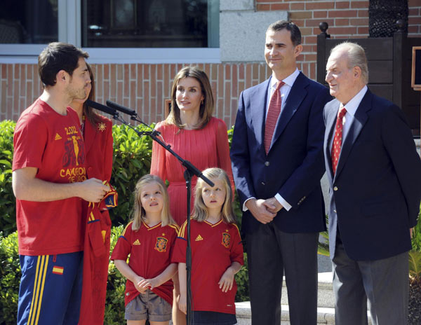 Spain players welcomed by King and Prince