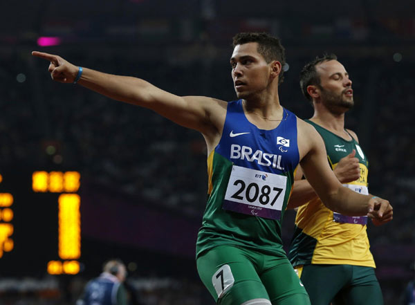 Oliveira beats Pistorius to win 200m gold