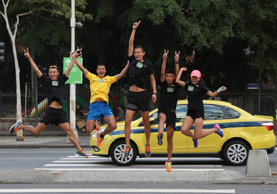 Chinese marathon runners cheer for Rio Olympics