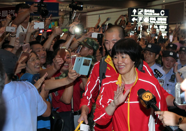 Victorious volleyball team receive heroes' welcome on return