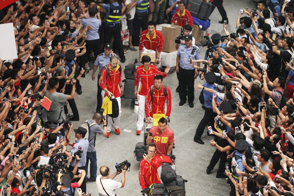 Victorious volleyball team receive heroes' welcome on return