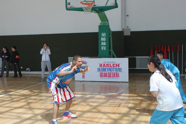 Harlem Globetrotters bring joy to Beijing kids