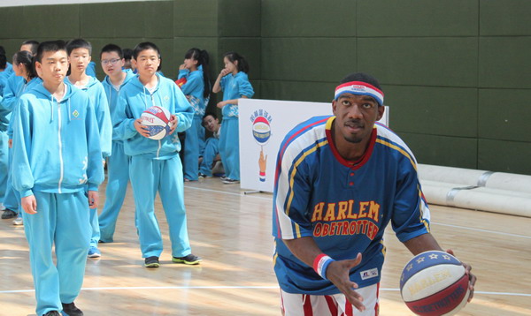 Harlem Globetrotters bring joy to Beijing kids