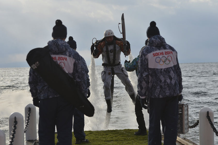 Sochi Olympic flame plunges into largest freshwater lake