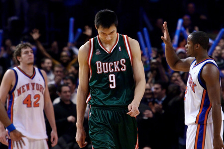 Chinese player Yi Jianlian (C) of Milwaukee Bucks leaves the court after the NBA game against New York Knicks in New York, the United States, Nov. 30, 2007. Bucks was defeated by Knicks 88-91.(Xinhua Photo)
