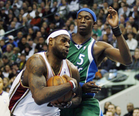 Cleveland Cavaliers forward LeBron James (L) drives as Dallas Mavericks forward Josh Howard defends in the first half of their NBA basketball game in Dallas, Texas Dec. 27, 2007. (Xinhua/Reuters Photo)