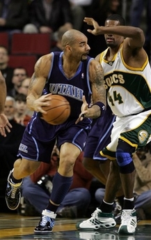 Utah Jazz's Carlos Boozer drives to the basket against Seattle SuperSonics' Kurt Thomas (R) in the first quarter of an NBA basketball game in this Feb. 13, 2008 file photo. The San Antonio Spurs acquired veteran forward Kurt Thomas from the Seattle SuperSonics on Wednesday night. [Agencies]