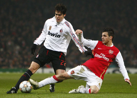Arsenal's Cesc Fabregas tackles AC Milan's Kaka (L) during their Champions League first knockout round, first leg soccer match at the Emirates stadium in London February 20, 2008. Arsenal missed a host of chances as they failed to capitalize on their superiority by drawing 0-0 with holders AC Milan.[Agencies]
