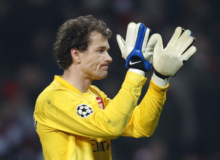 Arsenal goalkeeper Jens Lehmann acknowledges supporters at the end of their Champions League first knockout round, first leg soccer match against AC Milan at the Emirates stadium in London February 20, 2008. Arsenal missed a host of chances as they failed to capitalize on their superiority by drawing 0-0 with holders AC Milan. [Agencies]