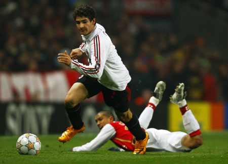 Arsenal's Gael Clichy (bottom) watches as AC Milan's Pato controls the ball during their Champions League first knockout round, first leg soccer match at the Emirates stadium in London February 20, 2008. Arsenal missed a host of chances as they failed to capitalize on their superiority by drawing 0-0 with holders AC Milan. [Agencies]