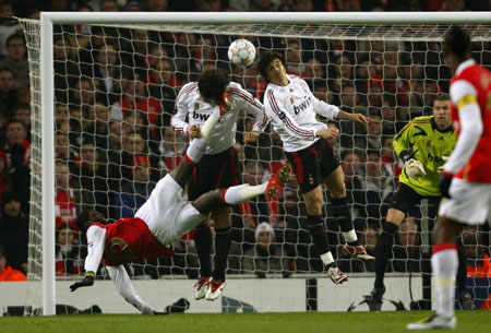 Arsenal's Emmanuel Adebayor (L) challenges AC Milan's Kakha Kalazde (2nd L) and Massimo Oddo during their Champions League first knockout round, first leg soccer match at the Emirates stadium in London February 20, 2008. Arsenal missed a host of chances as they failed to capitalize on their superiority by drawing 0-0 with holders AC Milan. [Agencies]