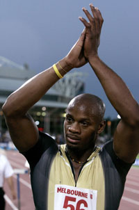 Jamaica's Asafa Powell acknowledges the crowd after winning the men's 100m event at the Melbourne Athletics Grand Prix February 21, 2008. 
