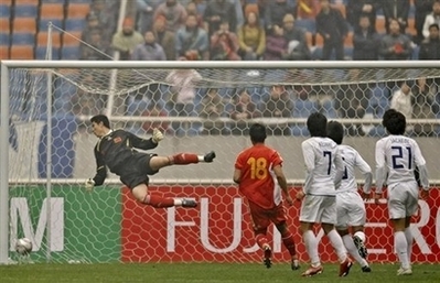 Park Chu Young of South Korea scores past China's Zhong Lei (L). The organizing committee of the East Asia Four-nation Football Tournament decided to give a fine of 10,000 US dollars on China for the team's ferocious play during the region's traditional event. [Agencies]
